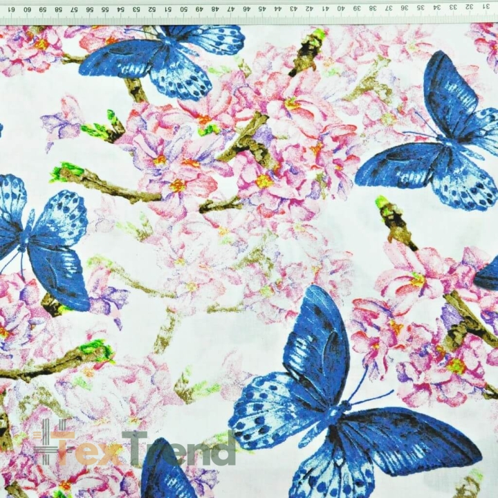 100% Baumwolle Schmetterlinge in Saphirblau mit rosa Blumen auf weißem Hintergrund  