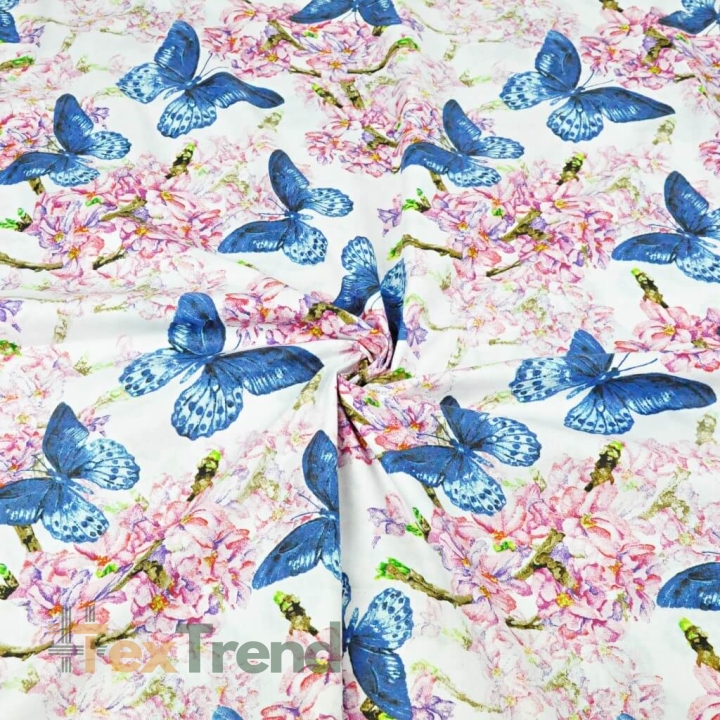 100% Baumwolle Schmetterlinge in Saphirblau mit rosa Blumen auf weißem Hintergrund  
