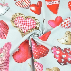 Baumwolle 100% rote Herzanhänger auf hellgrauem Hintergrund  