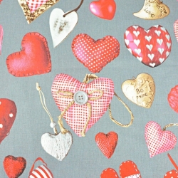 Baumwolle 100% rote Herzanhänger auf grauem Hintergrund  