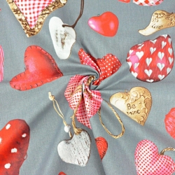 Baumwolle 100% rote Herzanhänger auf grauem Hintergrund  