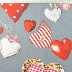 Baumwolle 100% rote Herzanhänger auf grauem Hintergrund  