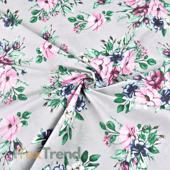 Baumwolle 100% rosa-dunkelblaue Blumensträuße mit grünen Blättern auf grauem Hintergrund  