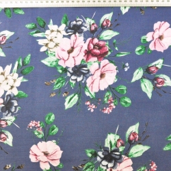 Baumwolle 100% rosa-dunkelblaue Blumensträuße mit grünen Blättern auf dunkelblauem Hintergrund  