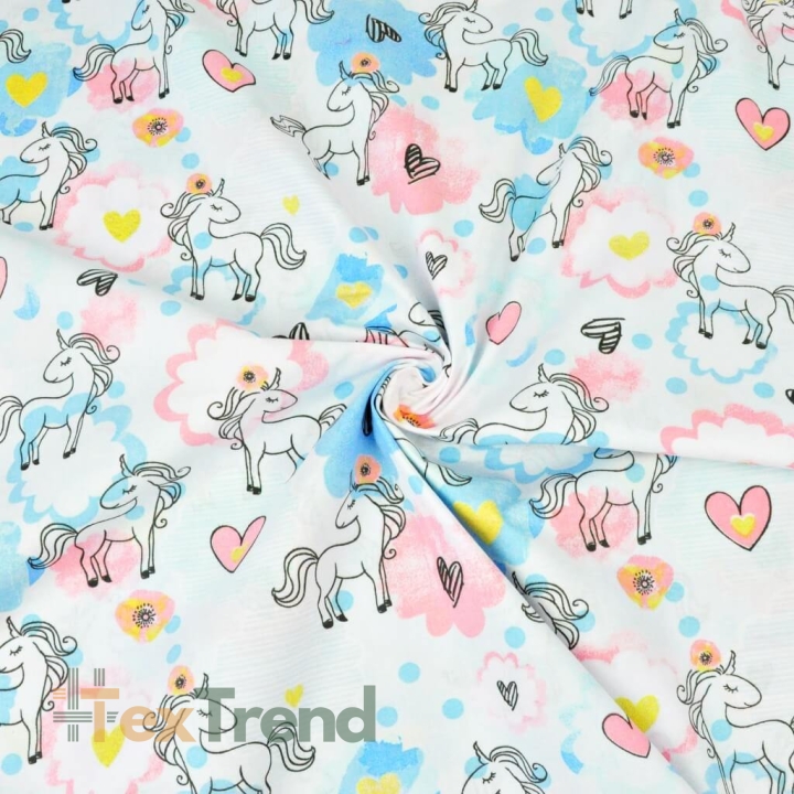 Baumwolle 100% Einhörner mit blau-rosa Wolken auf weißem Hintergrund  