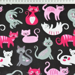 Baumwolle 100% rosa-graue Kätzchen auf schwarzem Hintergrund  