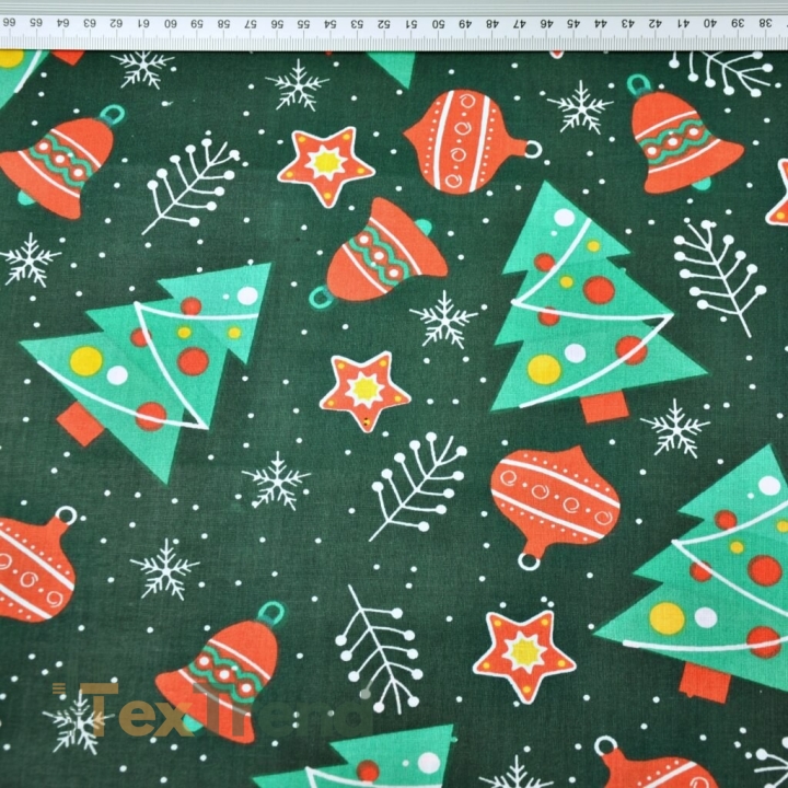 Baumwolle 100% Weihnachtsmuster Tannenbäume mit Kugeln auf dunkelgrünem Hintergrund  