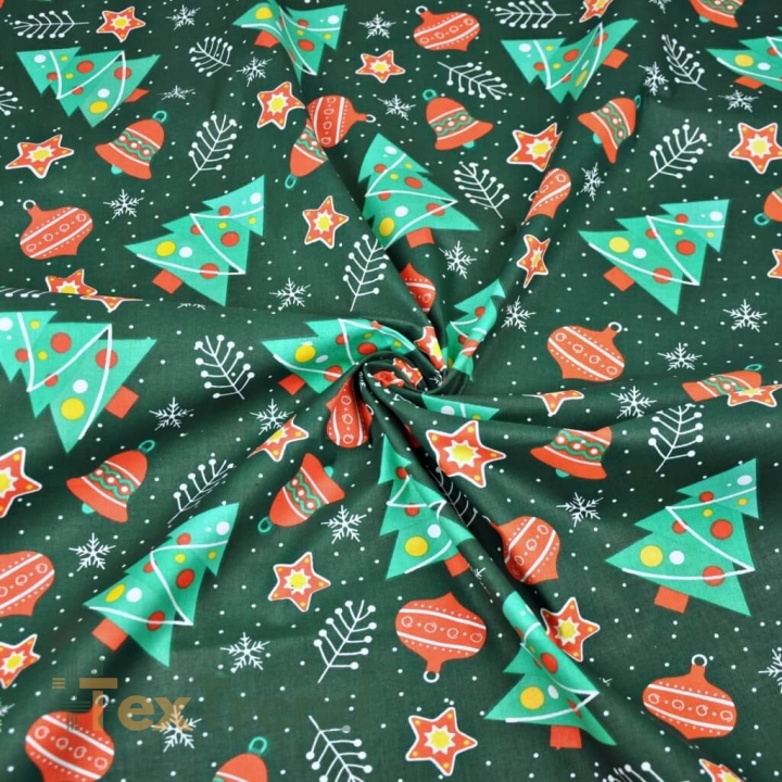 Baumwolle 100% Weihnachtsmuster Tannenbäume mit Kugeln auf dunkelgrünem Hintergrund  