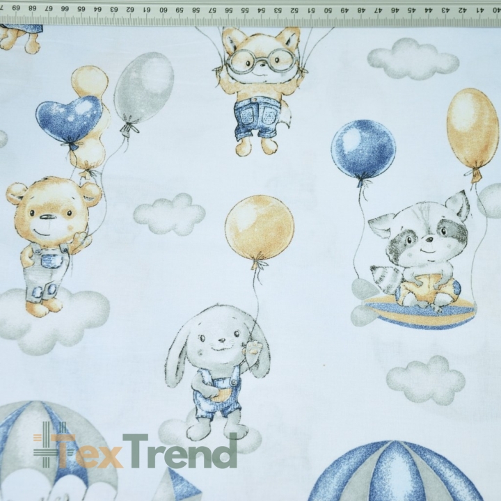 Baumwolle 100% Kuscheltiere mit Fallschirmen beige-blau auf hellgrau-blauem Hintergrund  