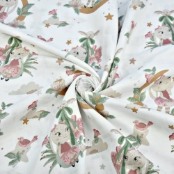 Baumwoll-Musselin mit rosa Hasen auf Monden auf weißem Hintergrund  