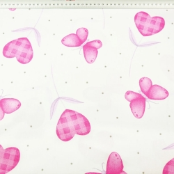 Baumwolle 100% Herzen mit rosa Schmetterlingen auf weißem Hintergrund  