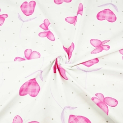 Baumwolle 100% Herzen mit rosa Schmetterlingen auf weißem Hintergrund  