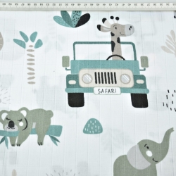 Baumwoll-Musselin mit Safari-Tieren in Salbeigrün auf weißem Hintergrund  