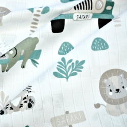 Baumwoll-Musselin mit Safari-Tieren in Salbeigrün auf weißem Hintergrund  