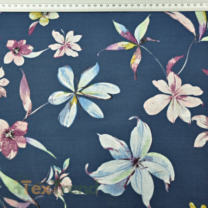 Baumwolle 100% Blumen mit Zweigen bunt auf dunkeljeansfarbenem Hintergrund  