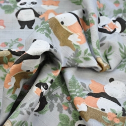 Baumwoll-Musselin mit Pandas und Füchsen auf grauem Hintergrund  