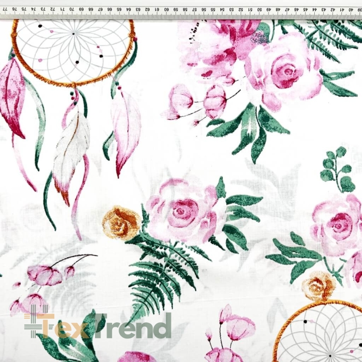 100% Baumwolle mit rosa Blumen und Traumfängern auf weißem Hintergrund  