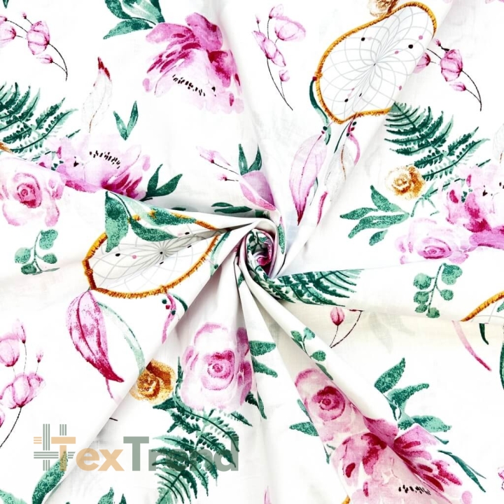 100% Baumwolle mit rosa Blumen und Traumfängern auf weißem Hintergrund  