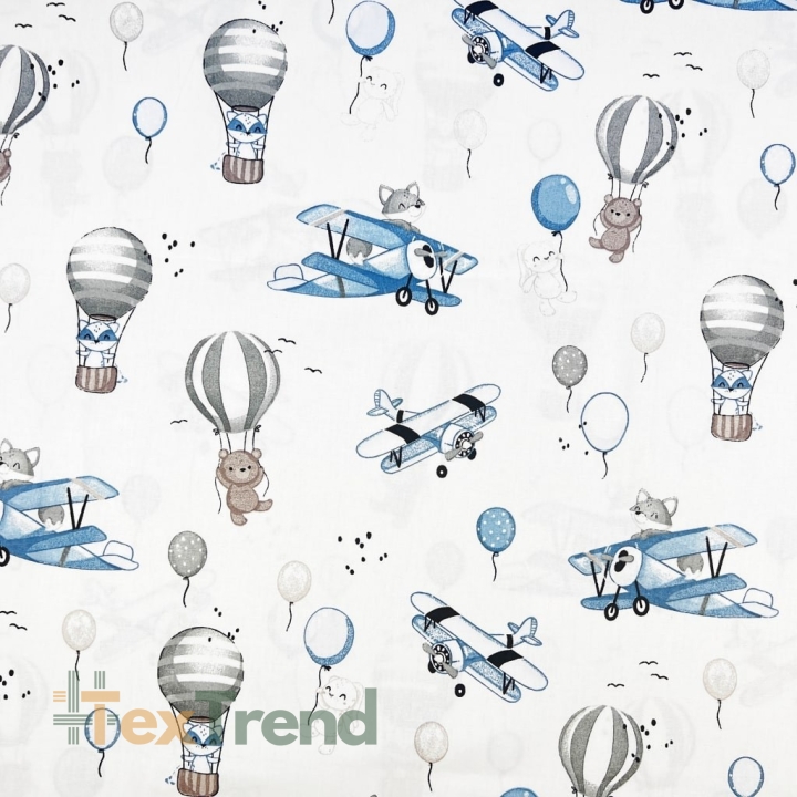 100% Baumwolle mit Kuscheltieren in Flugzeugen und blauen Ballons auf weißem Hintergrund  