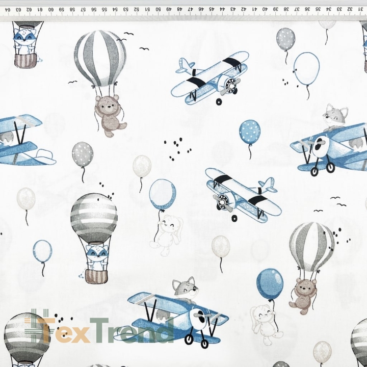 100% Baumwolle mit Kuscheltieren in Flugzeugen und blauen Ballons auf weißem Hintergrund  