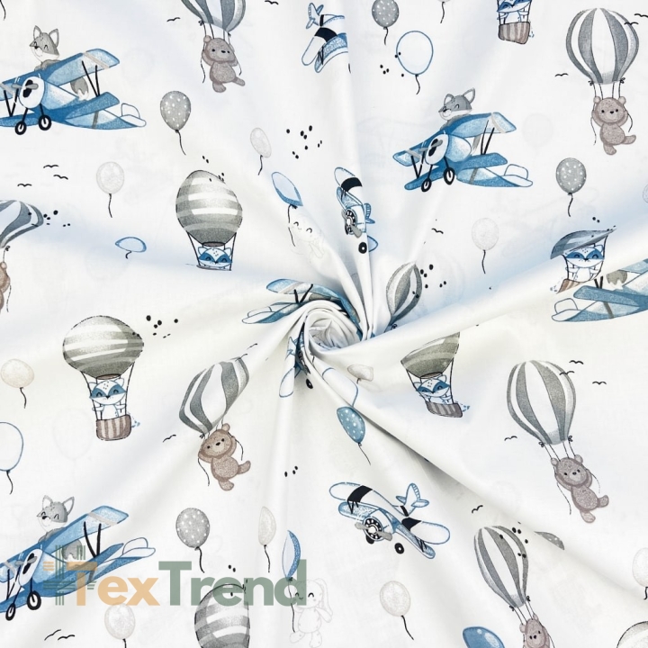 100% Baumwolle mit Kuscheltieren in Flugzeugen und blauen Ballons auf weißem Hintergrund  