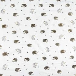 100% Baumwolle mit braunen Igeln auf weißem Hintergrund  