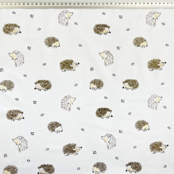 100% Baumwolle mit braunen Igeln auf weißem Hintergrund  