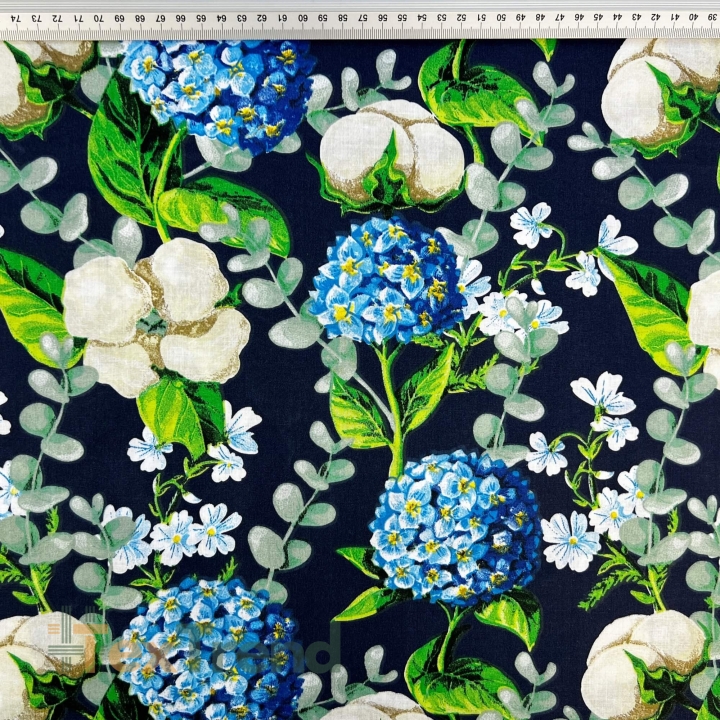 Baumwolle 100% Baumwollblumen und Hortensien auf dunkelblauem Hintergrund  