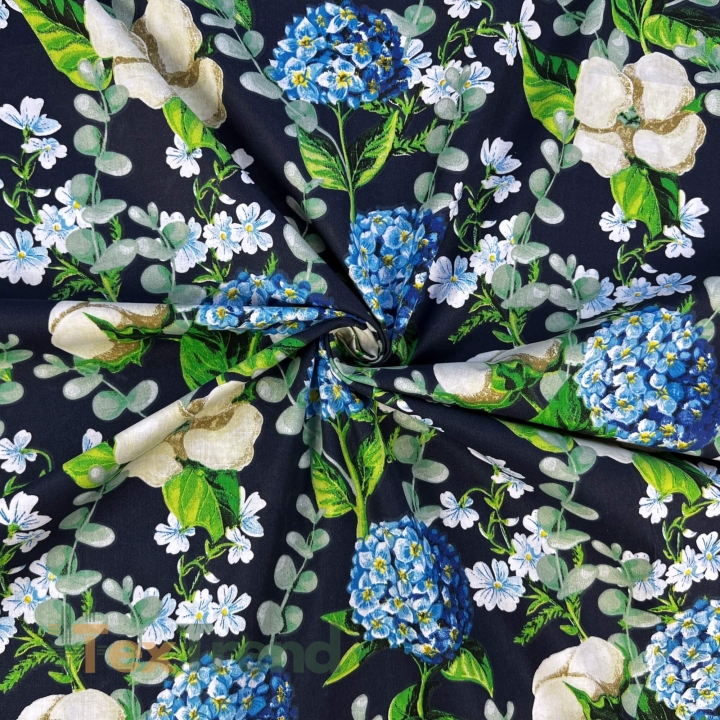 Baumwolle 100% Baumwollblumen und Hortensien auf dunkelblauem Hintergrund  