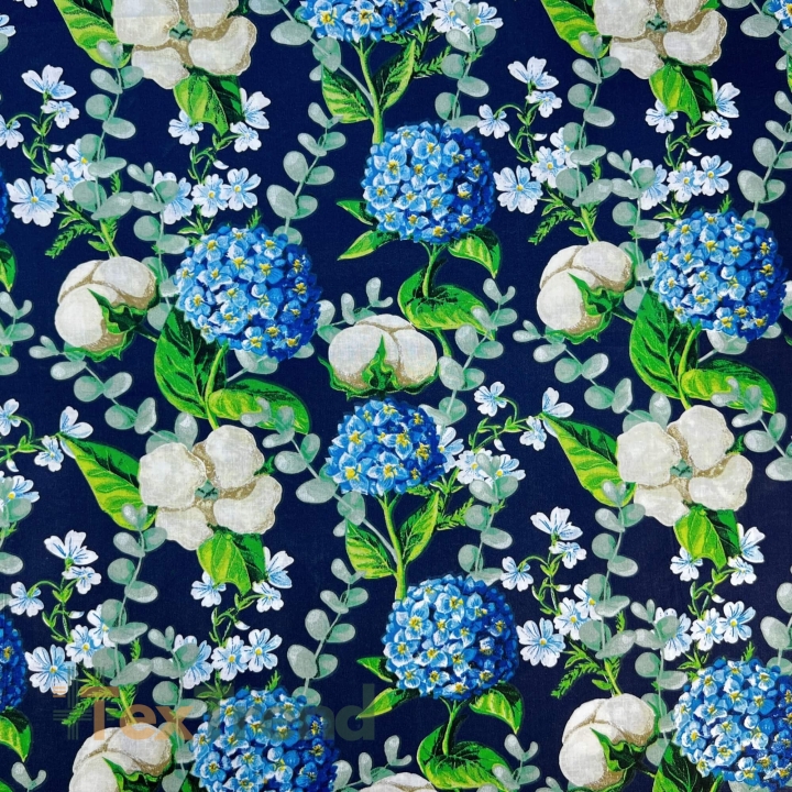 Baumwolle 100% Baumwollblumen und Hortensien auf dunkelblauem Hintergrund  