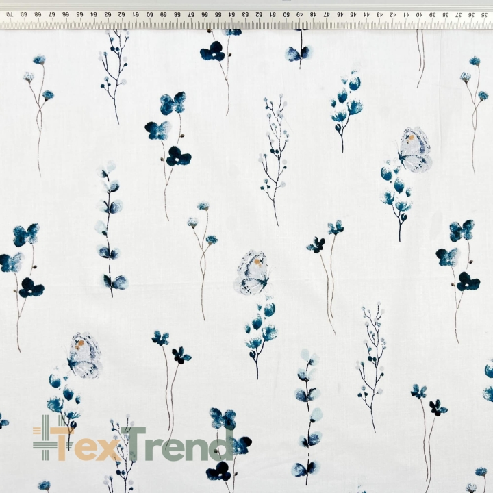 100% Baumwolle mit blauen Blumen und Schmetterlingen auf weißem Hintergrund  