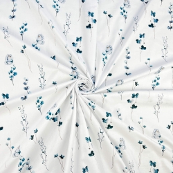 100% Baumwolle mit blauen Blumen und Schmetterlingen auf weißem Hintergrund  