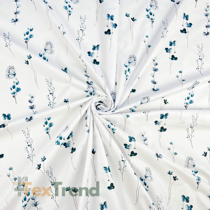 100% Baumwolle mit blauen Blumen und Schmetterlingen auf weißem Hintergrund  