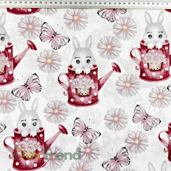 100% Baumwolle mit Kaninchen und Blumen in bordeauxfarbenen Gießkanne auf weißem Hintergrund  