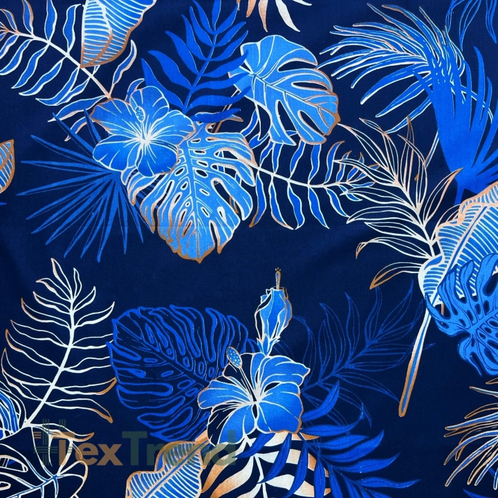 Baumwolle 100% Monstera- und Bananenblätter mit Blumen auf blauem Hintergrund  