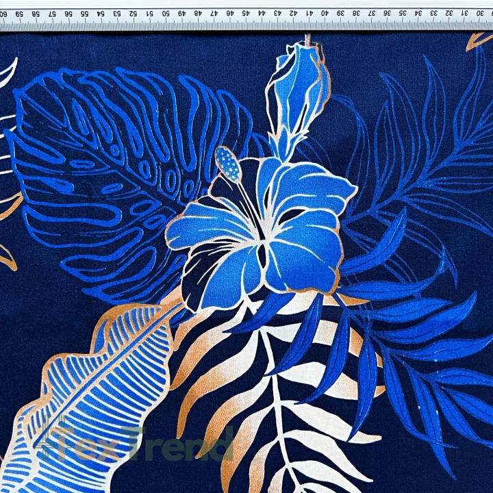 Baumwolle 100% Monstera- und Bananenblätter mit Blumen auf blauem Hintergrund  