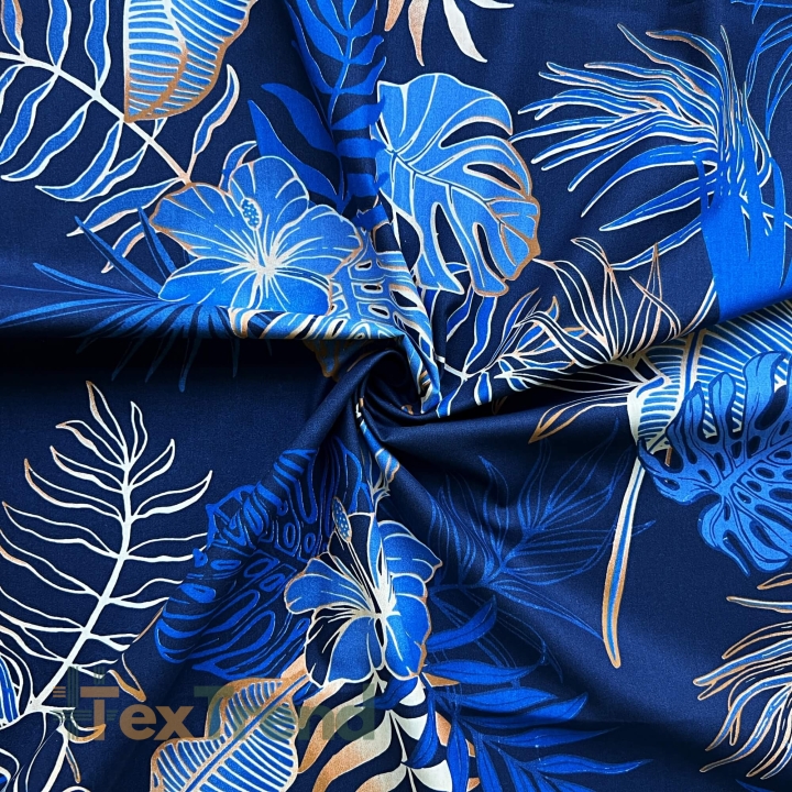 Baumwolle 100% Monstera- und Bananenblätter mit Blumen auf blauem Hintergrund  