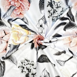 100% Baumwolle mit großen Blumen, Hortensien und Pfingstrosen auf weißem Hintergrund  