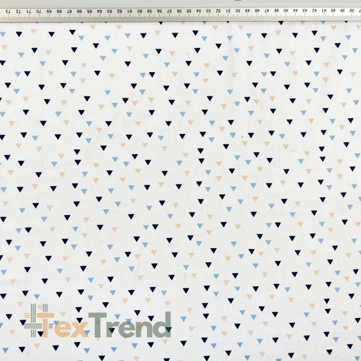 Baumwolle 100% Mini-Dreiecke in blau-apricot auf weißem Hintergrund  