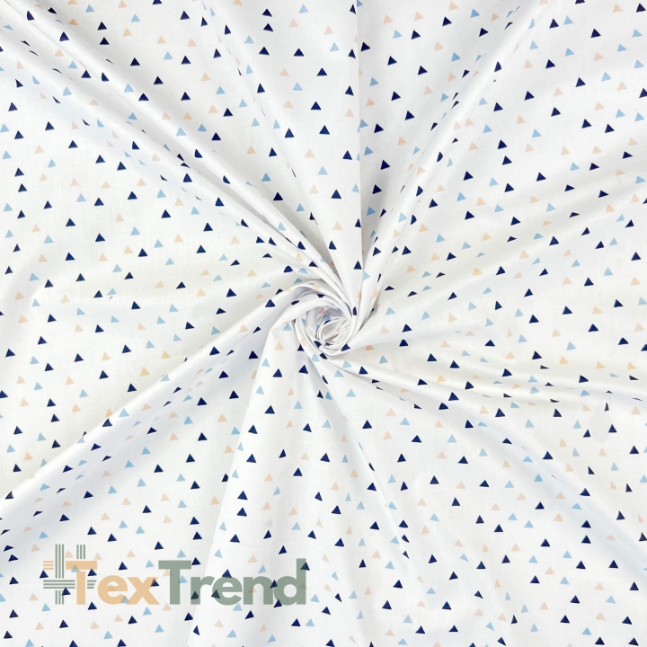 Baumwolle 100% Mini-Dreiecke in blau-apricot auf weißem Hintergrund  