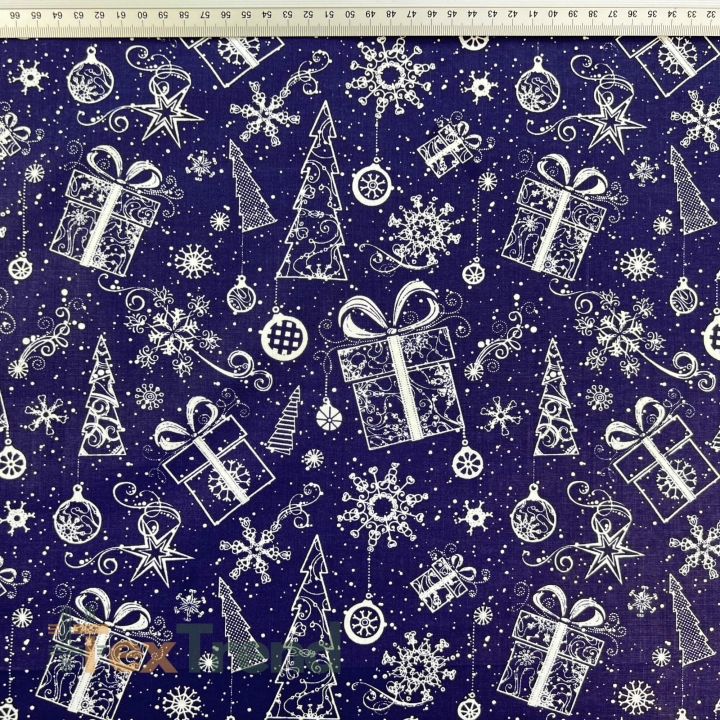 100% Baumwolle mit weihnachtlichem Muster von Tannenbaumkonturen mit Geschenken auf dunkelblauem Hintergrund  