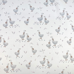 100% Baumwolle mit Gänsen und brauner Schleife auf weißem Hintergrund  