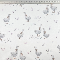 100% Baumwolle mit Gänsen und brauner Schleife auf weißem Hintergrund  