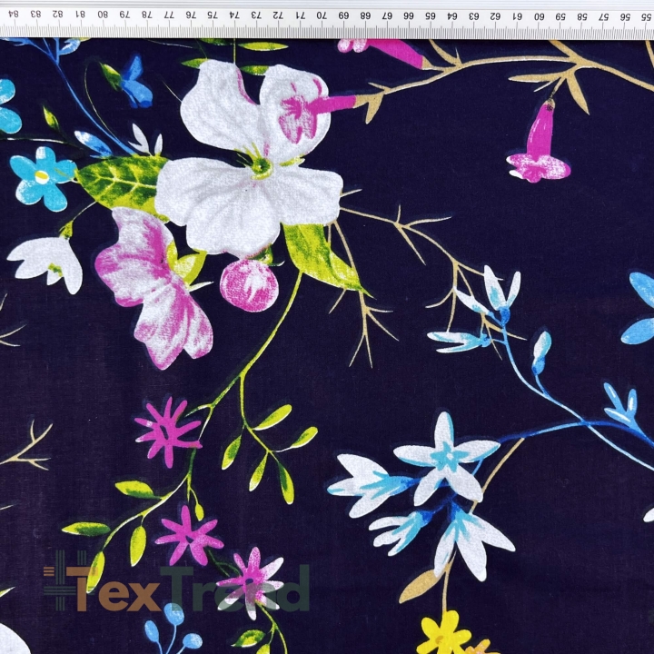 Baumwolle 100% bunte Blumen mit Zweigen auf blauem Hintergrund  