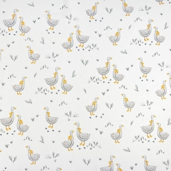 100% Baumwolle mit Gänsen und gelber Schleife auf weißem Hintergrund  