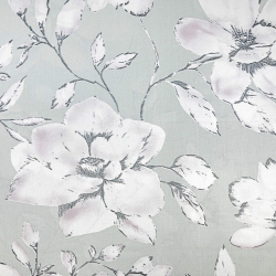 100% Baumwolle mit Magnolienblüten auf hellgrauem Hintergrund  