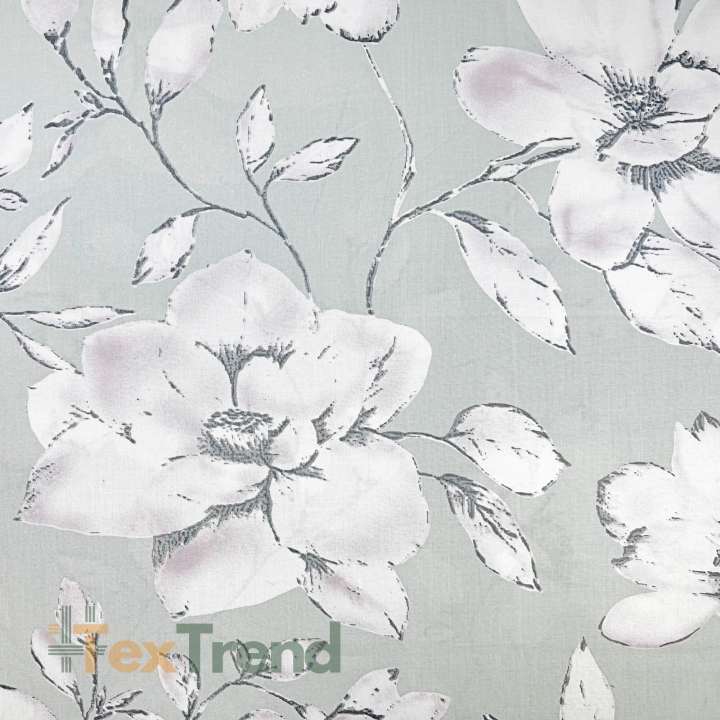 100% Baumwolle mit Magnolienblüten auf hellgrauem Hintergrund  