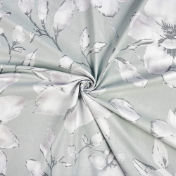 100% Baumwolle mit Magnolienblüten auf hellgrauem Hintergrund  