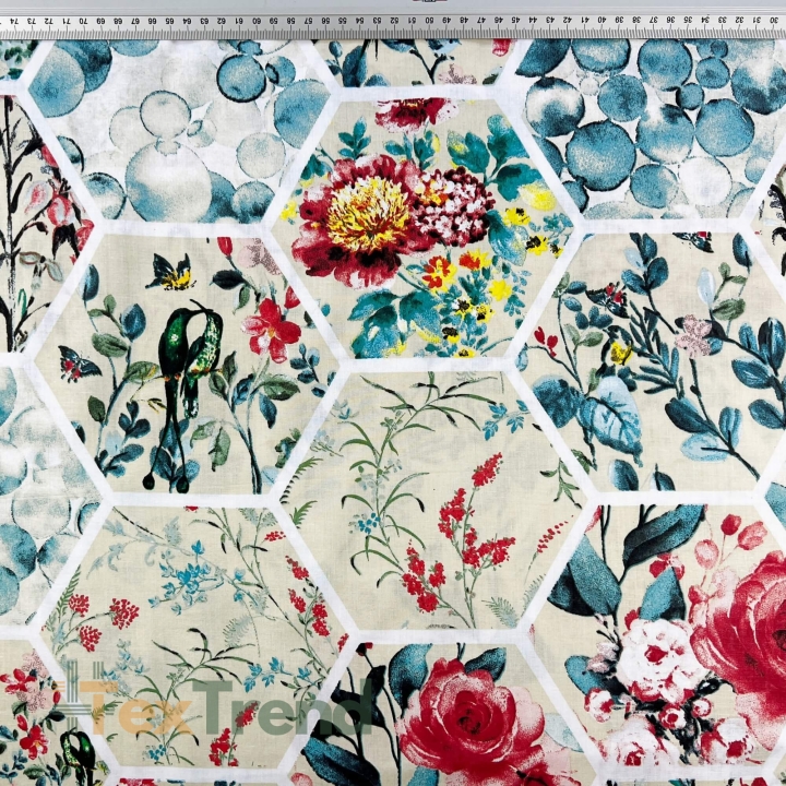 100% Baumwolle Patchwork mit bunten Blumen auf ecrufarbenem Hintergrund - 220cm  