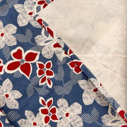 Liegegewebe mit roten Blumen auf jeansfarbenem Hintergrund  